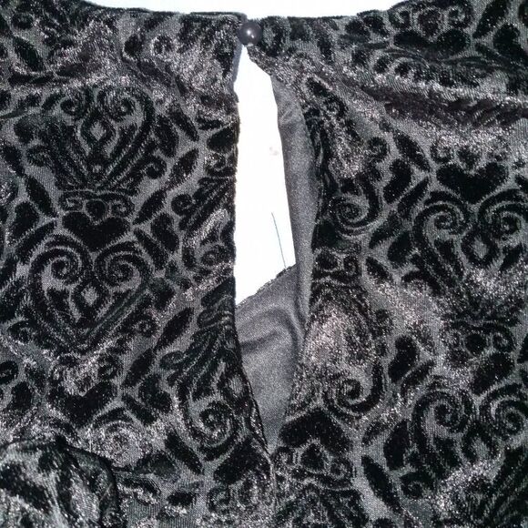 Velvet top (no measurements sorry) - Picture 14 of 16
